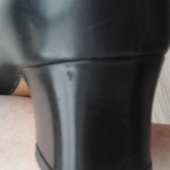 Salvatore Ferragamo Black Italian Leather Low Heel Pump. Size 7B - Picture 6 of 10